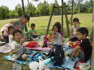 日陰でみんなと楽しくおにぎり