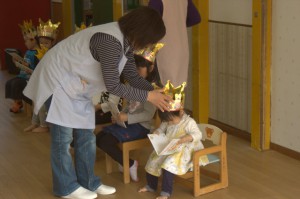 お誕生日の帽子をかぶります